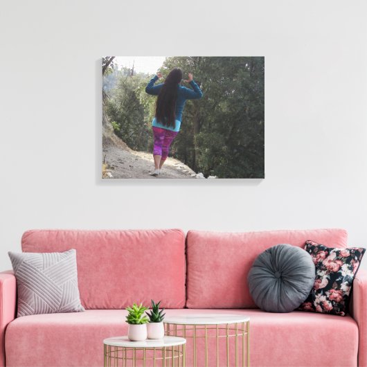 Lange haarvrouw loopt in het bos canvas afdruk (Insitu (Woonkamer))