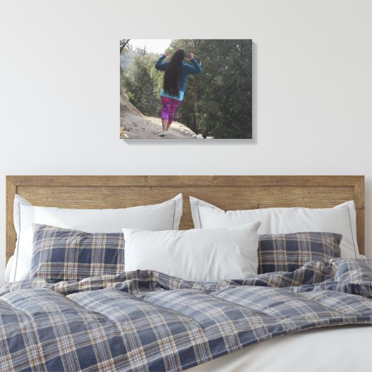 Lange haarvrouw loopt in het bos canvas afdruk (Insitu (Slaapkamer))