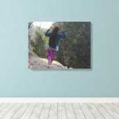 Lange haarvrouw loopt in het bos canvas afdruk (Insitu (Houten vloer))