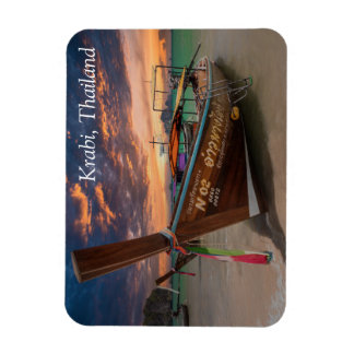 Lange staartboot bij zonsondergang, Krabi, Thailan Magneet