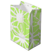 Langgroen geometrisch patroon medium cadeauzakje (Voorkant Gekanteld)