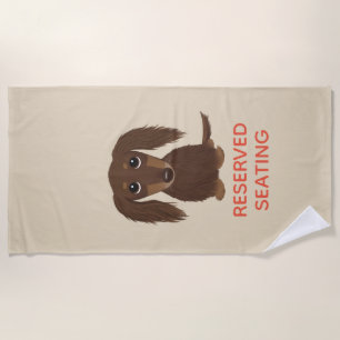 Langharige chocolade-dachshund met aangepaste teks strandlaken