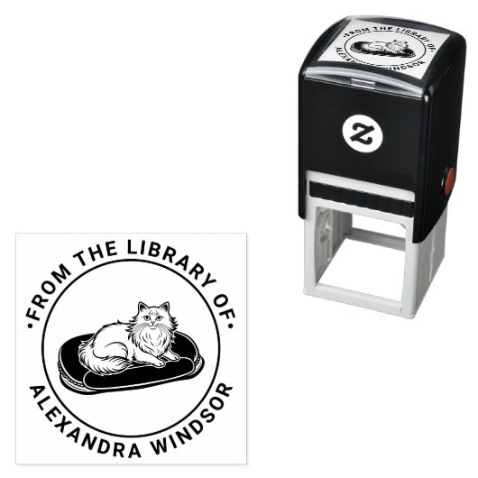 Langharige kat op bed Bibliotheek Boek Naam Zelfinktende Stempel (In situ)