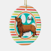 langharige teckel; heldere regenboogstrepen keramisch ornament (Rechts)