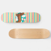 langharige teckel; heldere regenboogstrepen skateboard (Horizontaal)