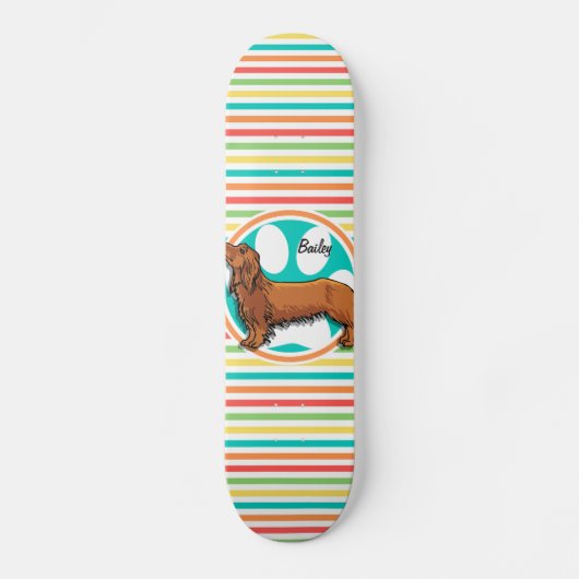 langharige teckel; heldere regenboogstrepen skateboard (Voorkant)
