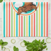 langharige teckel; heldere regenboogstrepen theedoek (Gevouwen)