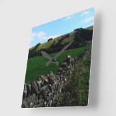 Langs de muur vierkante klok (Hoek)