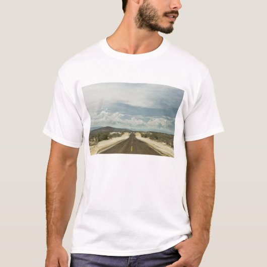 Langs de rechte weg door het Mexicaanse landschap  T-shirt (Voorkant)