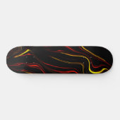 Langs de zwarte achtergrond met roodbruine golflen persoonlijk skateboard (Horizontaal)