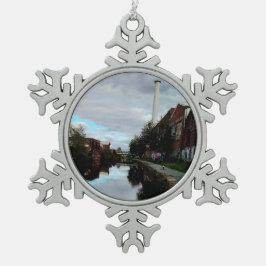 Langs het kanaal tin sneeuwvlok ornament