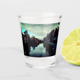 Langs het kanaal wandelen shot glas
