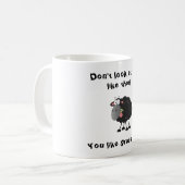 Langwerpige lammeren: zwarte schaap met grijs ijs koffiemok (Voorkant links)