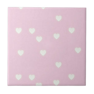 Langwerpige witte harten op roze tegeltje