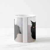 Langwerpige zwarte kat die op de bank ligt koffiemok (Center)