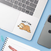 Langzaam Aan Funny Luiaard Pun Sticker (Laptop met iPhone)