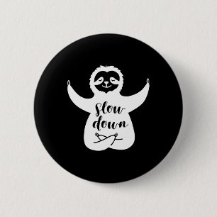Langzaam Aan Yoga Luiaard Ronde Button 5,7 Cm