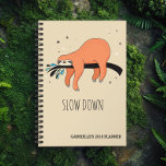Langzaam - Funny Sloth Planner<br><div class="desc">Trage Slote Planner - Als je plan voor dit jaar is om de rozen te vertragen en te ruiken, is dit je planner! Rustig maar, maar je vergeet je belangrijke afspraken niet. Blijf koel en bovenop alles met deze slote planner. Maar ze zijn niet traag bij de opname om al...</div>