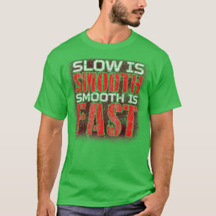 Langzaam is vloeiend, snel rood en wit t-shirt