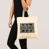 Langzaam! Wilde dieren op de weg Tote Bag (Voorkant (product))