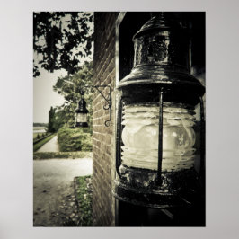 Lantaarn met ouderdomskracht op een bakstenen muur poster
