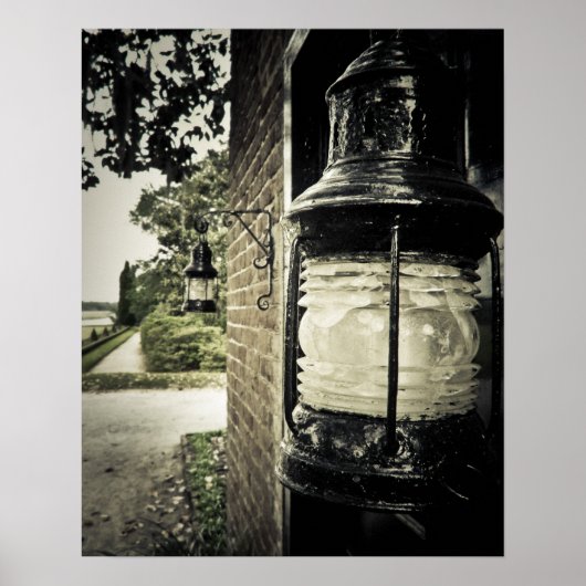 Lantaarn met ouderdomskracht op een bakstenen muur poster (Voorkant)