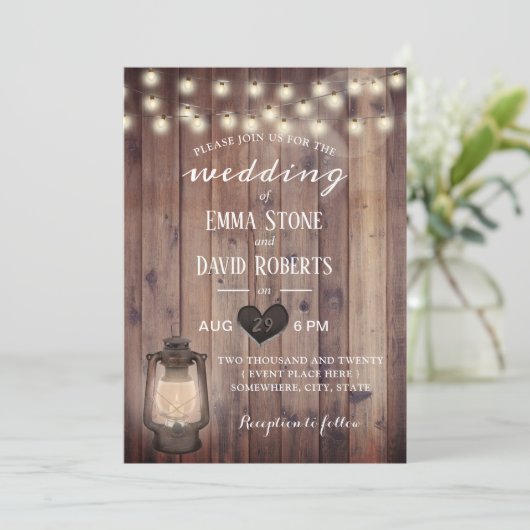  Lantaarn Rustic Barn Wood Wedding Kaart (Staand voorkant)