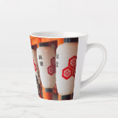 Lantaarns in Itsukushima Shrine Latte Mok (Rechts)