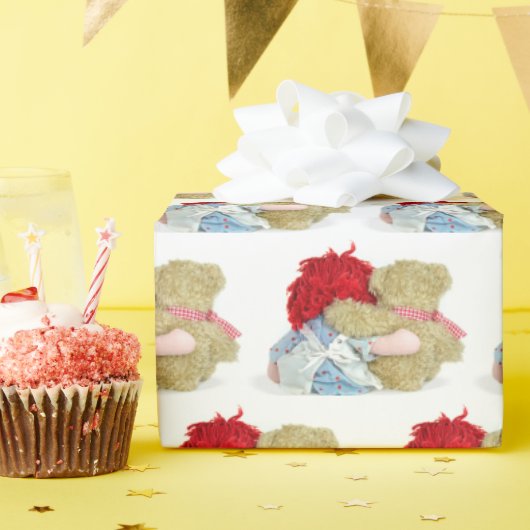 lapjespop en teddybeer op wit cadeaupapier (Verjaardagsfeest)