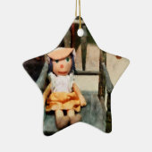 Lappenpop in stoel keramisch ornament (Rechts)
