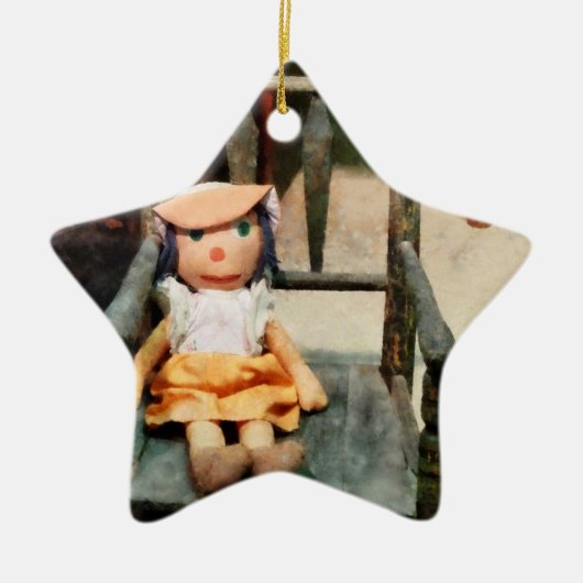 Lappenpop in stoel keramisch ornament (Voorkant)