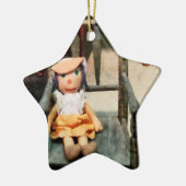 Lappenpop in stoel keramisch ornament (Links)