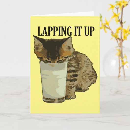 Lapping It Up Leuke Tabby Drink Melk van een Glas Kaart (Gele Bloem)