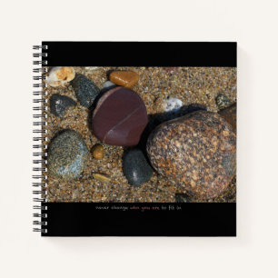 Laptop w. afbeelding van steen + inspirerend tekst notitieboek