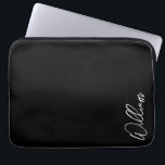 Laptophoes met gepersonaliseerde naam voor modern laptop sleeve<br><div class="desc">De moderne Minimalistische Gepersonaliseerde Naam geeft Dit ontwerp kenmerkt gepersonaliseerde naam in witte moderne handschrijvende manuscriptdoopvont op zwarte achtergrond. Perfect als feestcadeaus voor hem, vaderdag geschenken en geschenken voor alle speciale gelegenheden.</div>