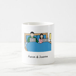 Laptops in beddenparen koffiemok