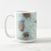 Larch kegels op de verse blauwe sneeuw koffiemok (Links)