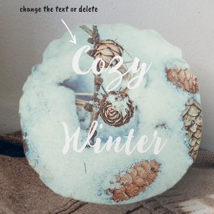 Larch kegels op de verse blauwe sneeuw rond kussen