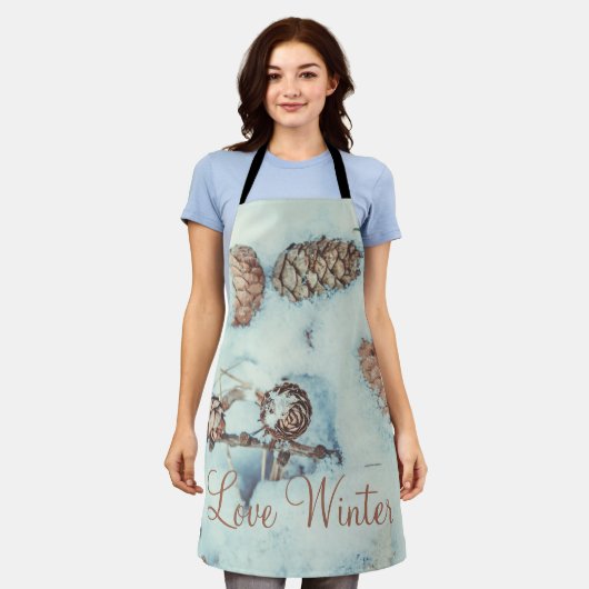 Larch kegels op de verse blauwe sneeuw schort (Gedragen)