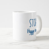 Large Latte Mug - Stop. Hygge Time. Grote Koffiekop (Voorkant rechts)