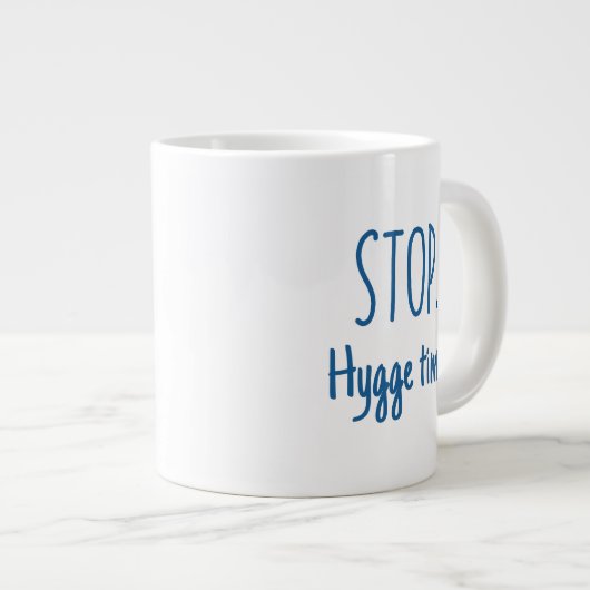 Large Latte Mug - Stop. Hygge Time. Grote Koffiekop (Voorkant rechts)