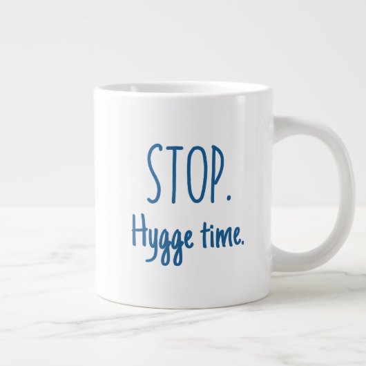Large Latte Mug - Stop. Hygge Time. Grote Koffiekop (Rechts)