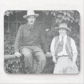 Larry Larom en een vrouw die zich kandidaat stelt. Muismat (Voorkant)