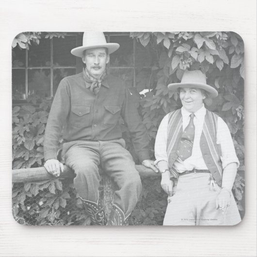 Larry Larom en een vrouw die zich kandidaat stelt. Muismat (Voorkant)