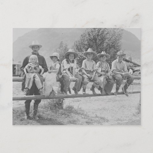 Larry Larom met zes kinderen. Briefkaart (Voorkant)