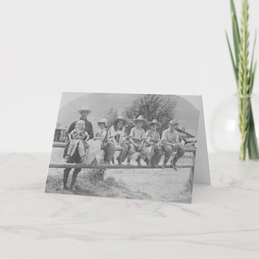 Larry Larom met zes kinderen op een omheining Kaart (Voorkant)