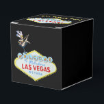 Las Vegas 21e verjaardag bash Bedankdoosjes<br><div class="desc">Las Vegas party gunst box voor een 21e verjaardag bash in Las Vegas,  Nevada. Vette zwarte achtergrond met het bekende welkomstbord en  stijl casino showgirl kunst.</div>