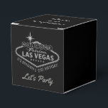 Las Vegas 21st Birthday Party Silver Persoonlijk Bedankdoosjes<br><div class="desc">Het gepersonaliseerde ontwerp van de Marquee van Fabulous Las Vegas op partij gunt dozen voor een 21st Partij van de Dagen in Vegas, die in zwart-wit en zilver met douane "Dank u voor zijn hier"tekst wordt getoond die u kunt veranderen om uw bestemmingspartij aan te passen. De woorden en de...</div>