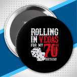 Las Vegas 70th Birthday Party - Rolling in Vegas Ronde Button 4,0 Cm<br><div class="desc">Ga je naar Vegas voor je 70ste verjaardag? Dit 'Rolling in Vegas for My 70th Birthday'-ontwerp is een leuk 70ste verjaardagsgeschenk voor een reis naar Las Vegas & souvenir om te herinneren dat hij 70 jaar oud is geworden met een verjaardagsfeestje in Las Vegas! Geweldig verrassingsgeschenk!</div>