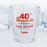 Las Vegas Birthday Party - 40th Birthday Shot Glas<br><div class="desc">Je 40ste verjaardag plannen in Vegas? Dit Welcome to Las Vegas sign stijlontwerp is de perfecte manier voor een 40-jarige om met een verjaardagsfeest in Vegas te vieren! Geweldig voor een meisjesreis of verjaardagseskaders die naar Vegas komen voor een weekendbaan of vakantie. Kenmerken "40th Birthday in Fabulous Las Vegas Nevada"...</div>